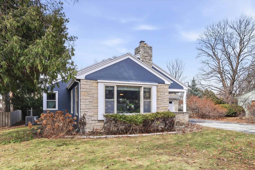 Photo of 2526 S Webster AVENUE, Green Bay, WI 54301 (MLS # 50322114)