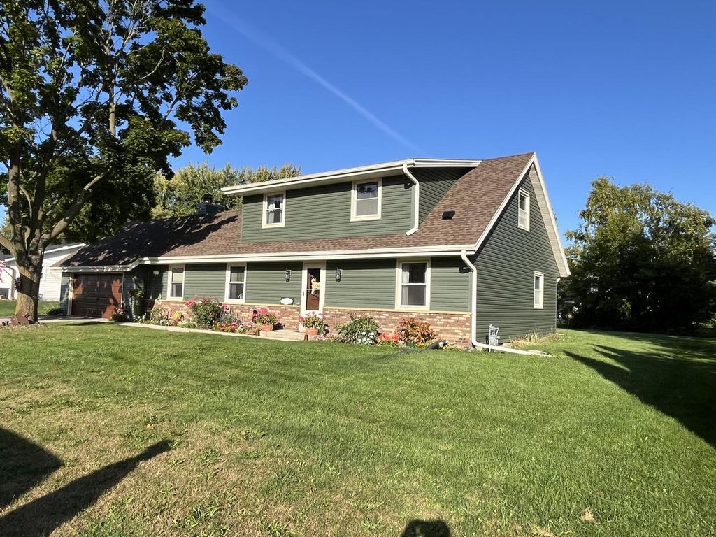 Photo of W163S7358 Bay Lane DRIVE, Muskego, WI 53150 (MLS # 1944830)