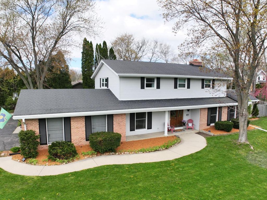 Photo of 2500 W Hemlock ROAD, Glendale, WI 53209 (MLS # 1961654)