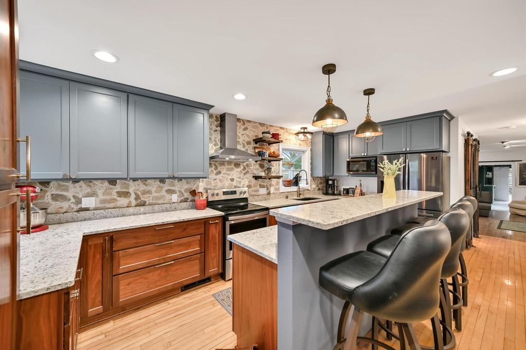 Photo of 2500 W Hemlock ROAD, Glendale, WI 53209 (MLS # 1961654)