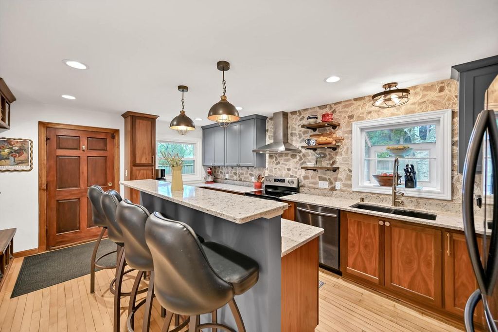 Photo of 2500 W Hemlock ROAD, Glendale, WI 53209 (MLS # 1961654)