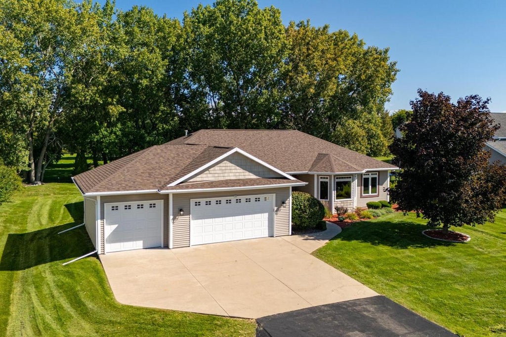 Photo of 140 Thackery DRIVE, Oshkosh, WI 54904 (MLS # 50333319)