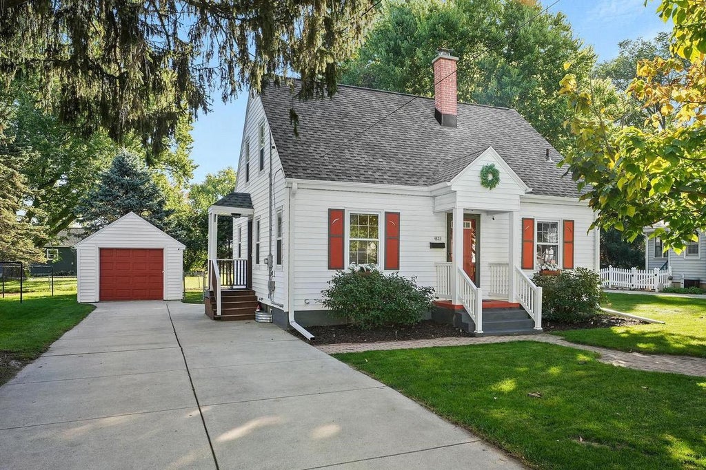Photo of 821 N Fair Oaks AVENUE, Madison, WI 53714 (MLS # 2033816)