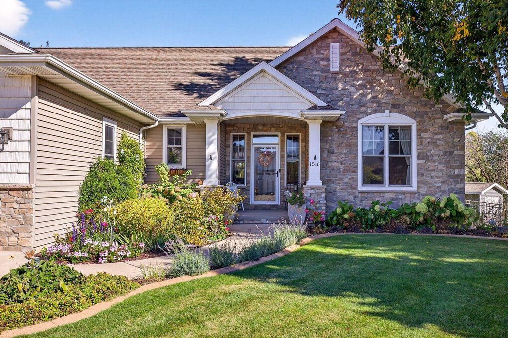 Photo of 1516 Kingswood DRIVE, Neenah, WI 54956 (MLS # 50316999)