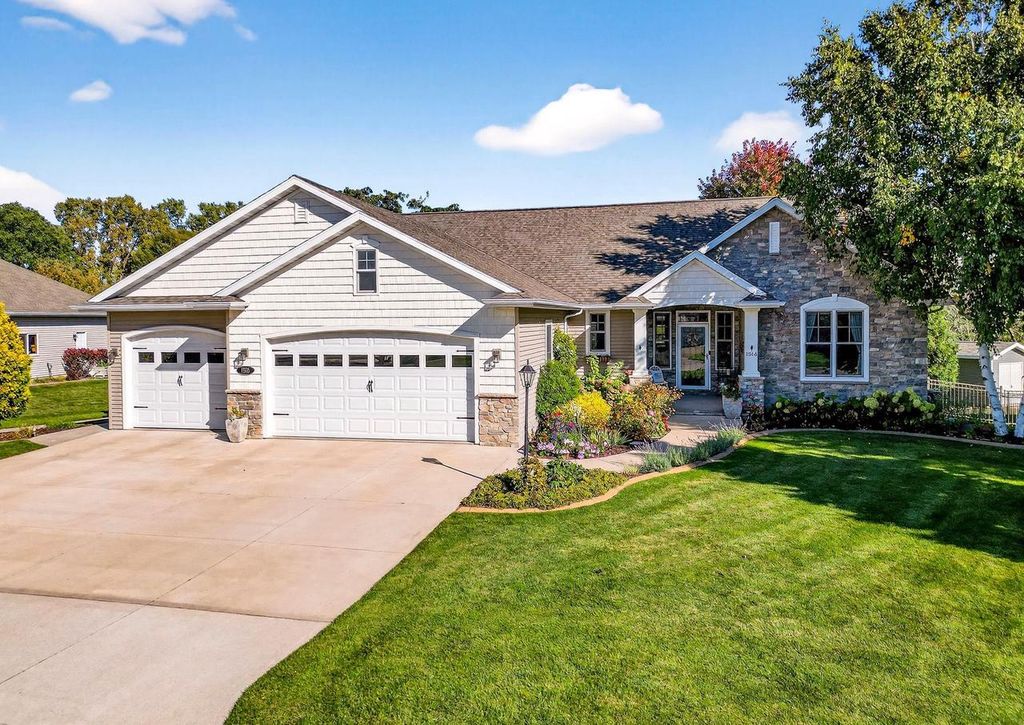 Photo of 1516 Kingswood DRIVE, Neenah, WI 54956 (MLS # 50316999)