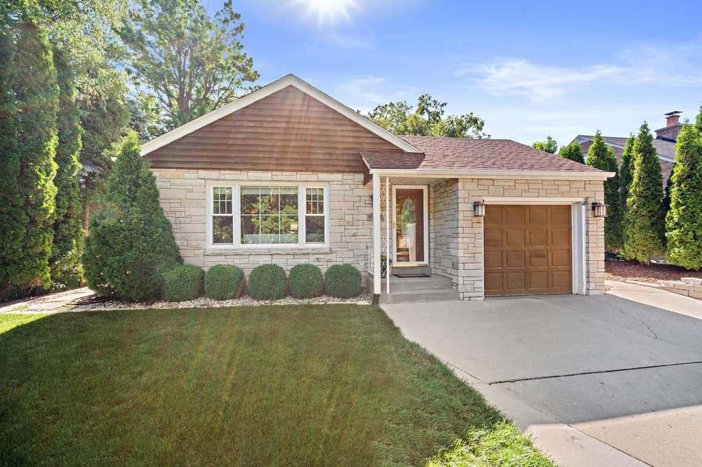 Photo of 7424 N Santa Monica BOULEVARD, Fox Point, WI 53217 (MLS # 1965312)