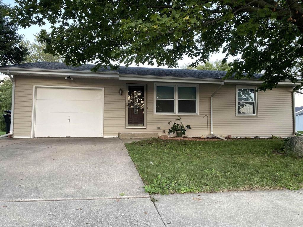 Photo of 9121 W Howard AVENUE #9123, Greenfield, WI 53228 (MLS # 1942757)