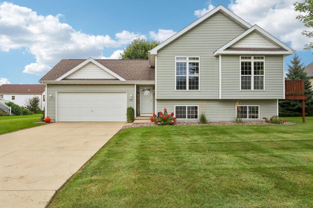 Photo of 313 Santa Maria DRIVE, Arlington, WI 53911 (MLS # 2032901)