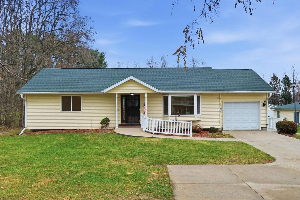 Photo of 305 Mack DRIVE #9, Reedsburg, WI 53959 (MLS # 2012880)