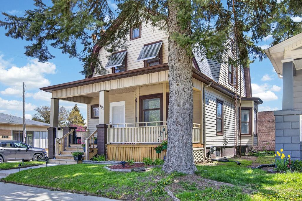 Photo of 901 Grove AVENUE, Racine, WI 53405 (MLS # 1961981)