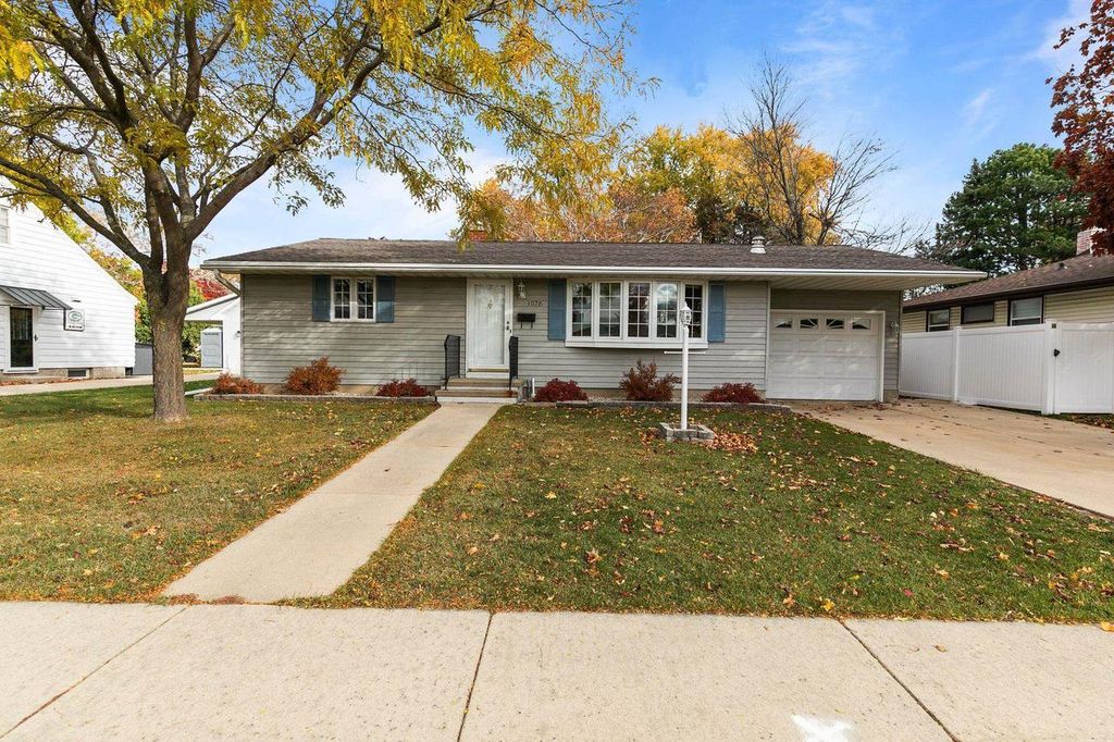 Photo of 1076 Shadow LANE, Green Bay, WI 54304 (MLS # 50318538)