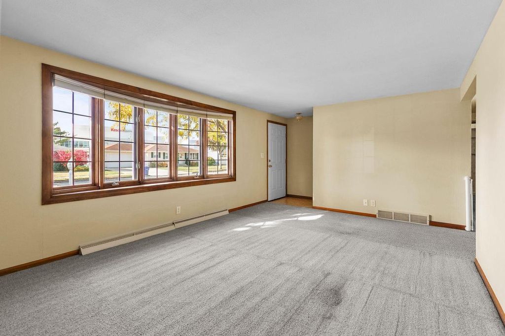 Photo of 1076 Shadow LANE, Green Bay, WI 54304 (MLS # 50318538)