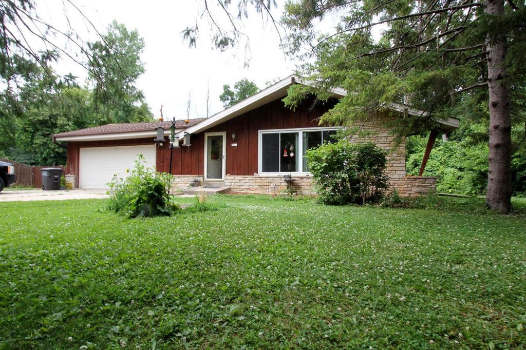 Photo of 5311 S Honey Creek DRIVE, Greenfield, WI 53221 (MLS # 1970962)