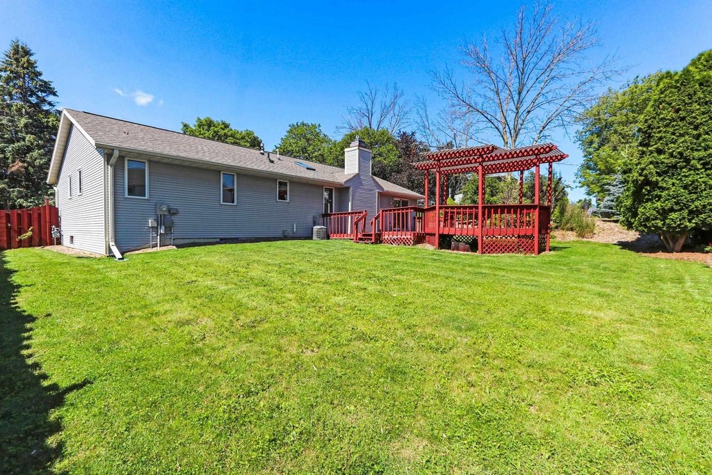 Photo of 213 Broadview DRIVE, Green Bay, WI 54301 (MLS # 50328027)