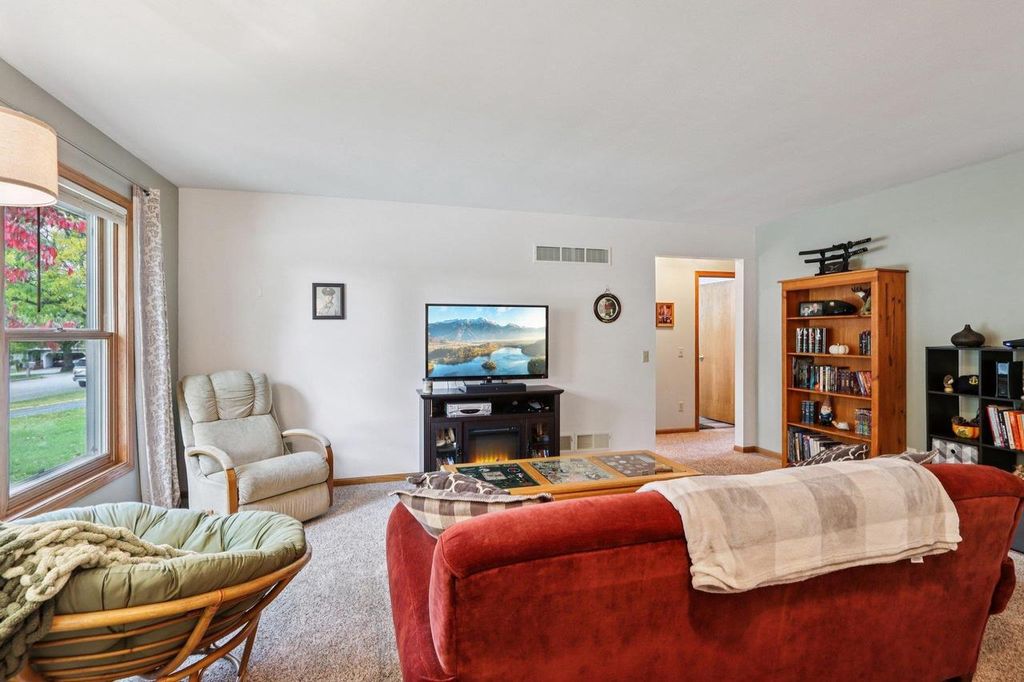 Photo of 887 Iroquois CIRCLE, Baraboo, WI 53913 (MLS # 2011248)