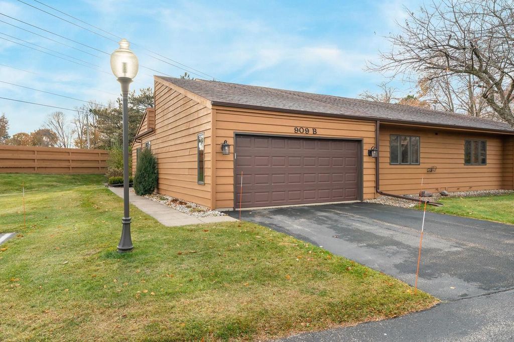 Photo of 909 E Windfield PLACE #B, Appleton, WI 54911 (MLS # 50318467)