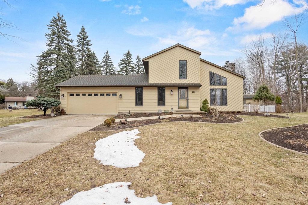 Photo of 209 E Trillium CIRCLE, Green Bay, WI 54313 (MLS # 50323008)