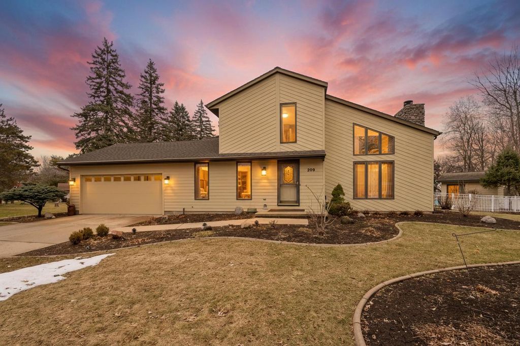 Photo of 209 E Trillium CIRCLE, Green Bay, WI 54313 (MLS # 50323008)