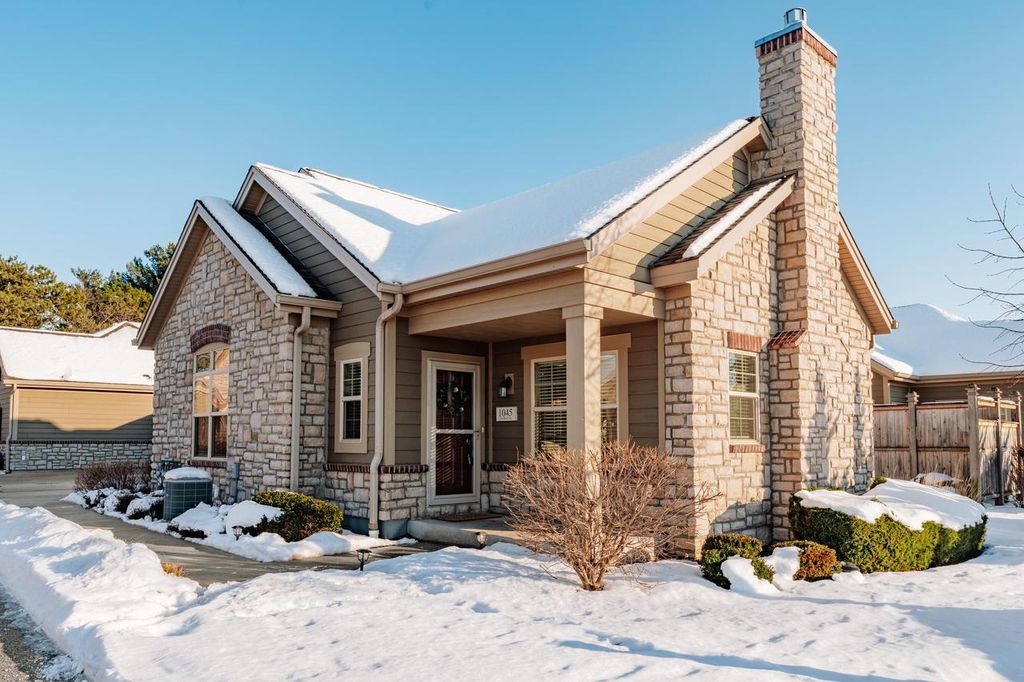 Photo of 1045 Ann Marie WAY, Oconomowoc, WI 53066 (MLS # 1945526)