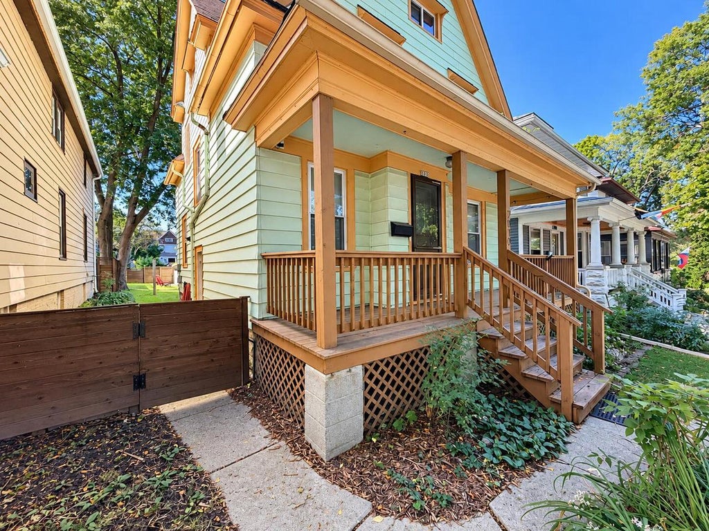 Photo of 2819 S Clement AVENUE, Milwaukee, WI 53207 (MLS # 1982017)