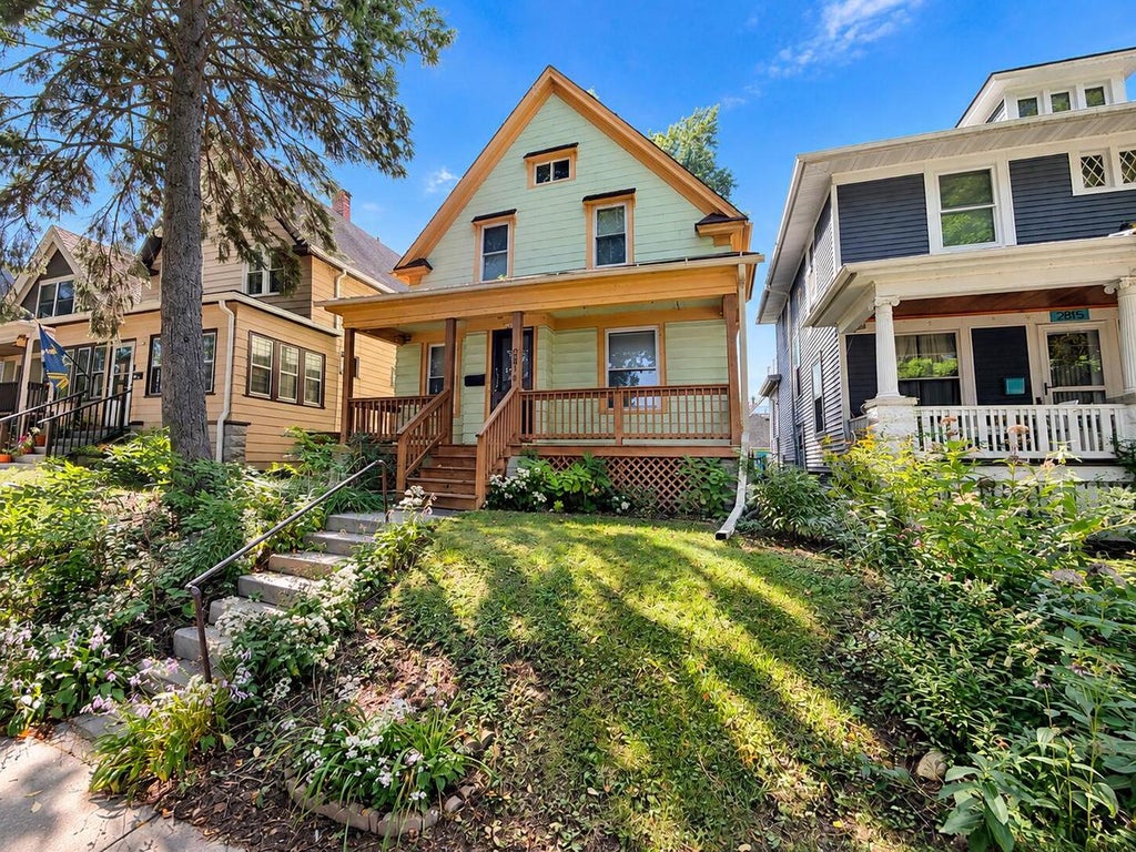 Photo of 2819 S Clement AVENUE, Milwaukee, WI 53207 (MLS # 1982017)