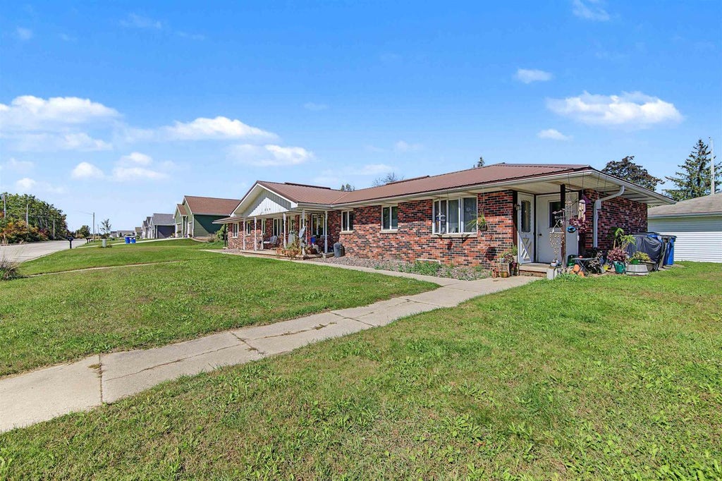 Photo of 151 W Glenbrook DRIVE, Pulaski, WI 54162 (MLS # 50332895)