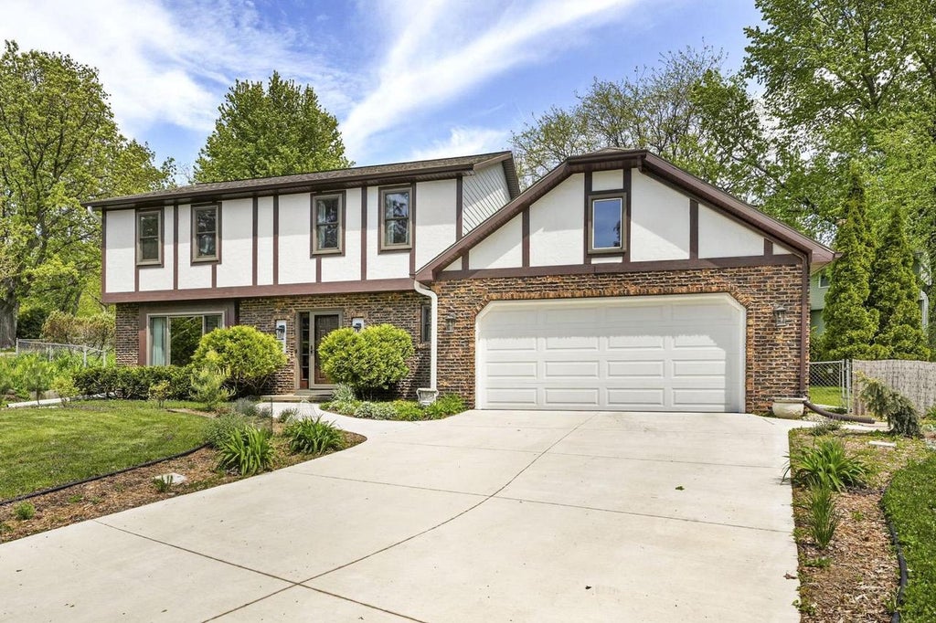 Photo of 37 N Harwood CIRCLE, Madison, WI 53717 (MLS # 2023175)