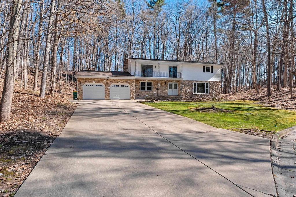 Photo of 383 Swiss Hill DRIVE, Green Bay, WI 54302 (MLS # 50324202)