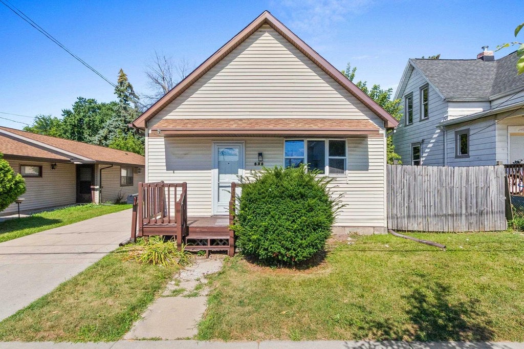 Photo of 828 S Chestnut AVENUE, Green Bay, WI 54304 (MLS # 50331211)