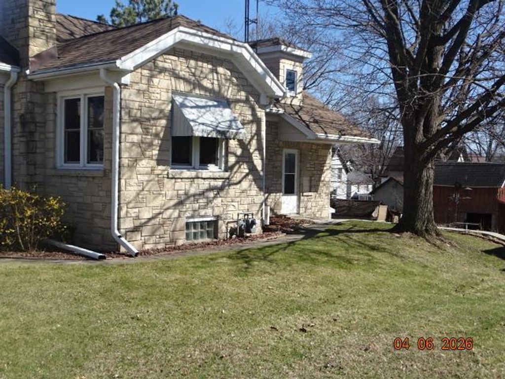 Photo of 626 W Pleasant STREET, Portage, WI 53901 (MLS # 2020070)