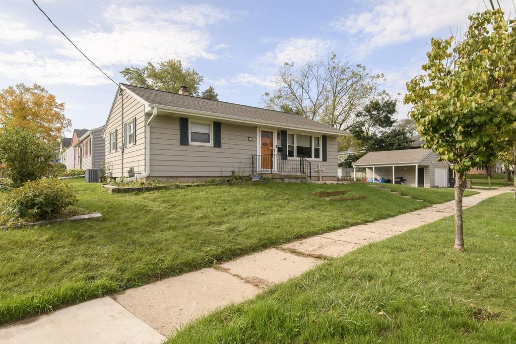 Photo of 1219 National AVENUE, Waukesha, WI 53186 (MLS # 1939770)