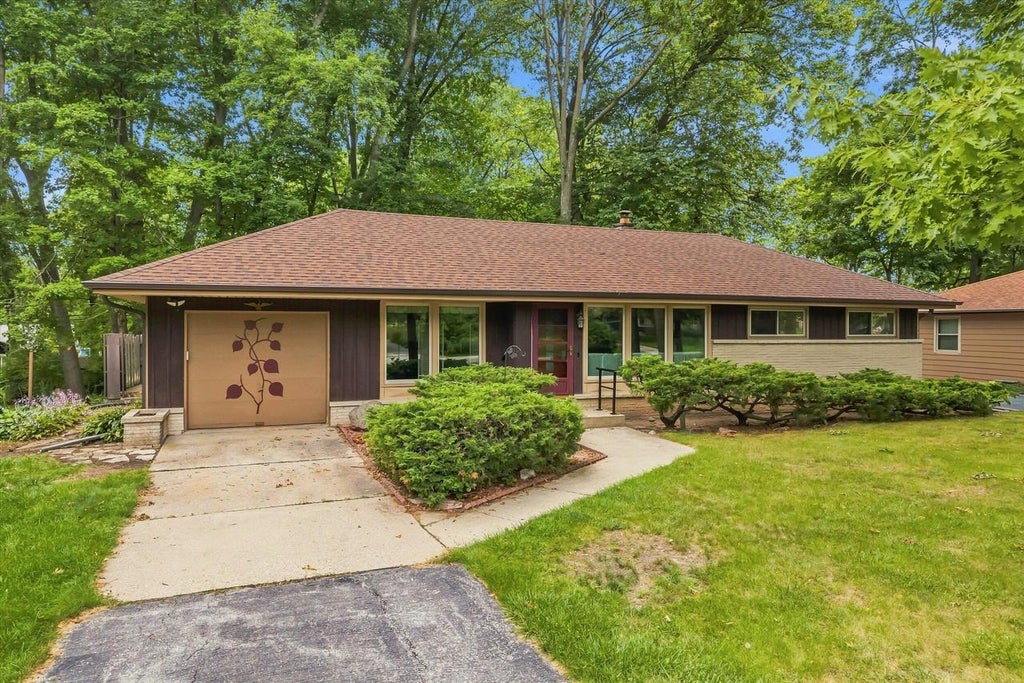Photo of 7659 N 51st STREET, Milwaukee, WI 53223 (MLS # 1978580)