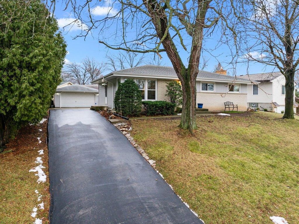 Photo of 3731 W Bottsford AVENUE, Greenfield, WI 53221 (MLS # 1946623)