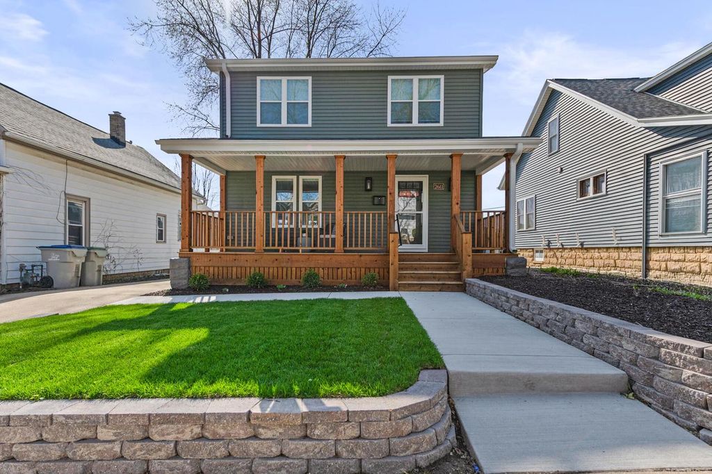 Photo of 2611 S Austin STREET, Milwaukee, WI 53207 (MLS # 1958179)