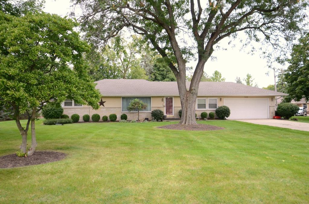 Photo of 5415 S Nicolet DRIVE, New Berlin, WI 53151 (MLS # 1953504)