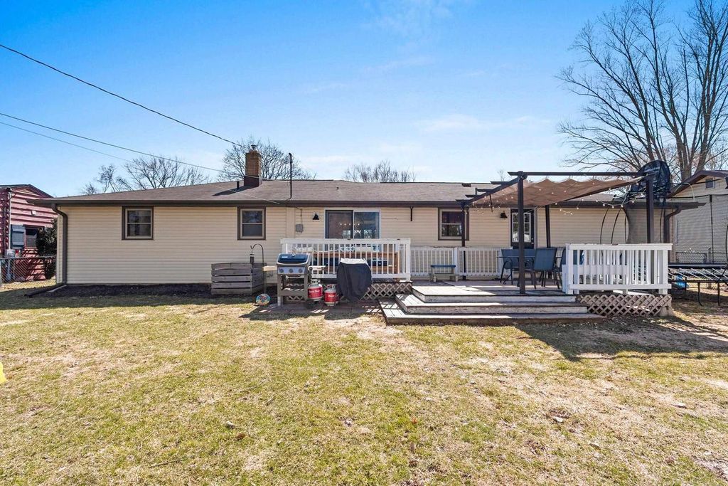 Photo of 421 Memory COURT, Green Bay, WI 54301 (MLS # 50323458)