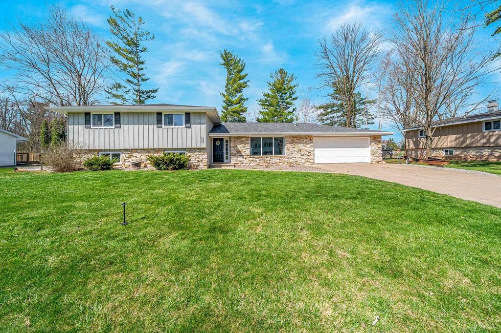 Photo of 1835 Dexter STREET, New London, WI 54961 (MLS # 50323971)