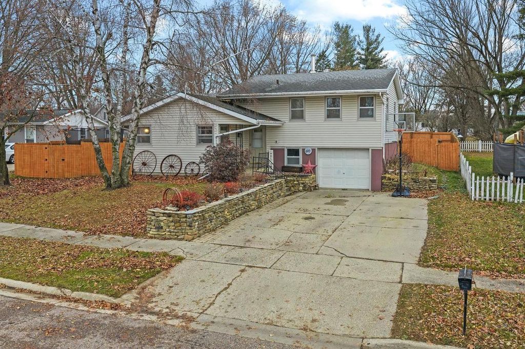 Photo of 610 Crimson COURT, Reedsburg, WI 53959 (MLS # 2012757)