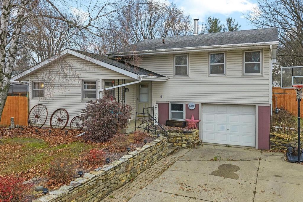 Photo of 610 Crimson COURT, Reedsburg, WI 53959 (MLS # 2012757)