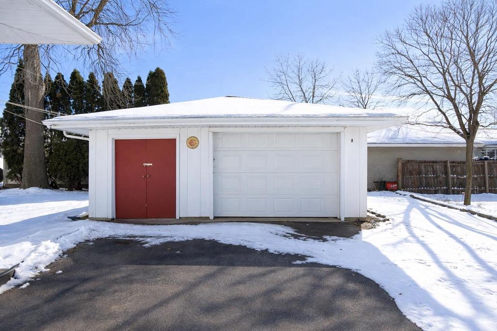 Photo of 1905 Roosevelt AVENUE, Oshkosh, WI 54901 (MLS # 50320887)