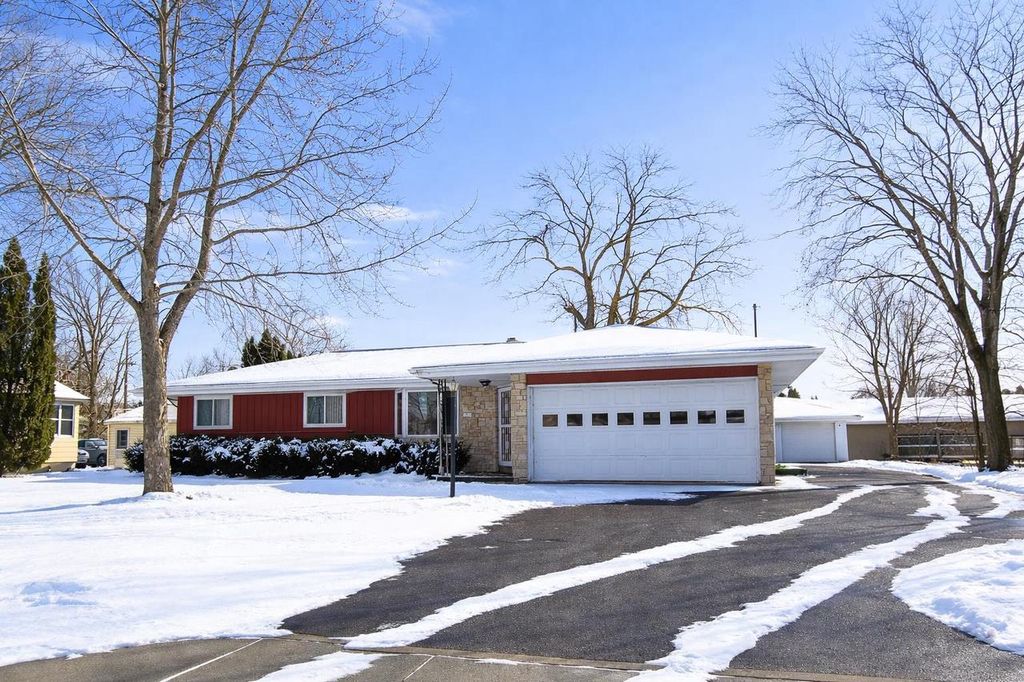 Photo of 1905 Roosevelt AVENUE, Oshkosh, WI 54901 (MLS # 50320887)