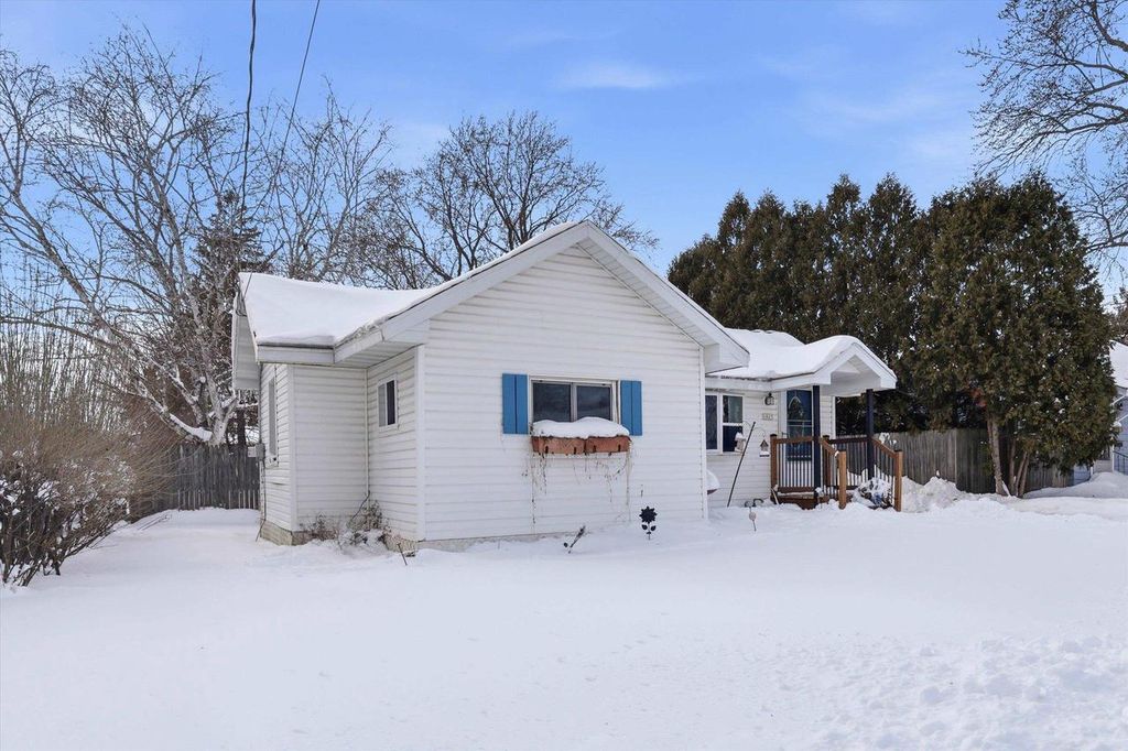 Photo of 1823 Ashland STREET, Oshkosh, WI 54901 (MLS # 50322415)