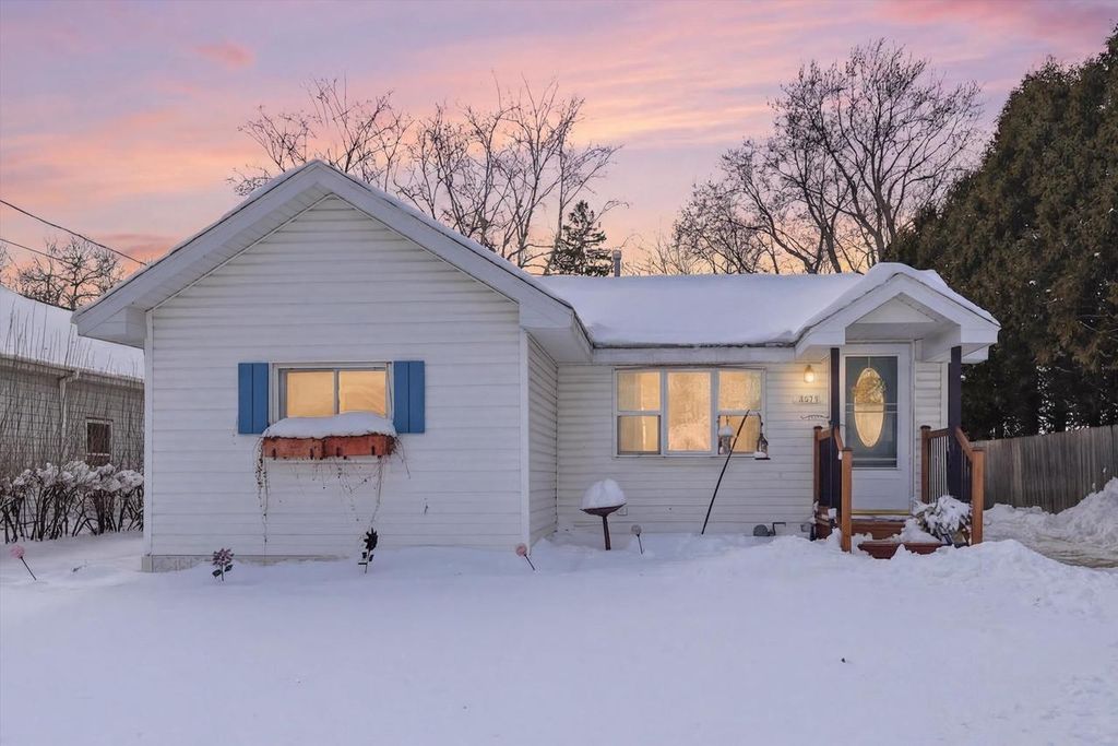 Photo of 1823 Ashland STREET, Oshkosh, WI 54901 (MLS # 50322415)