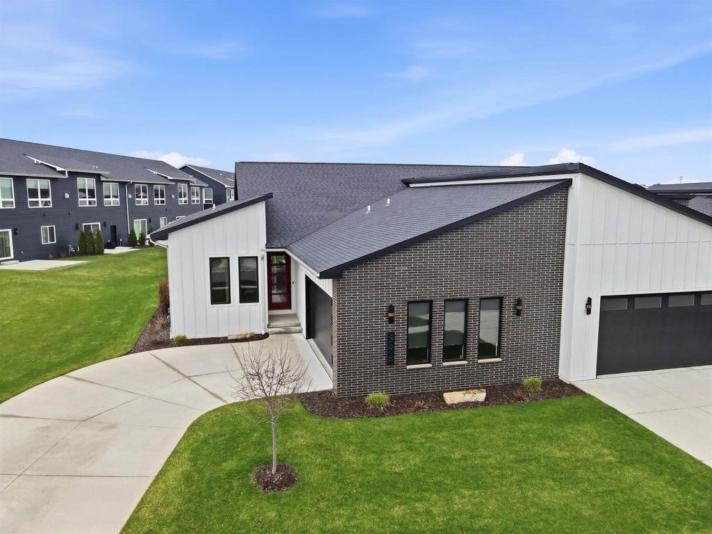 Photo of 396 Aldon CIRCLE, Green Bay, WI 54304 (MLS # 50323907)