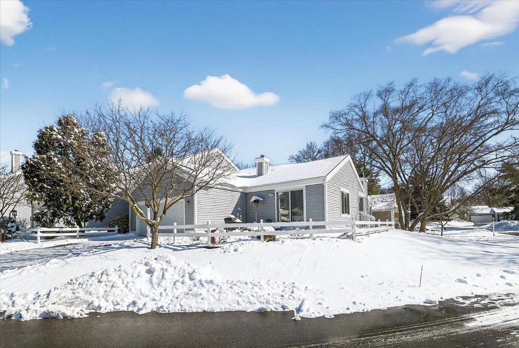 Photo of 61 Oak Creek TRAIL, Madison, WI 53717 (MLS # 2019232)