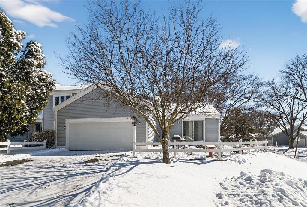 Photo of 61 Oak Creek TRAIL, Madison, WI 53717 (MLS # 2019232)