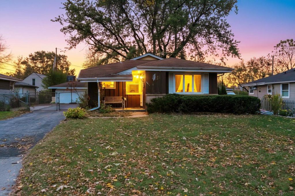 Photo of 4611 W Kiley AVENUE, Milwaukee, WI 53223 (MLS # 1941501)