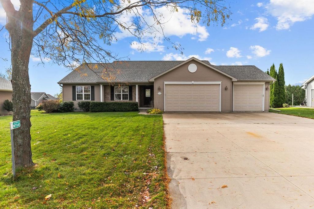 Photo of W7041 Glen Valley DRIVE, Greenville, WI 54942 (MLS # 50317477)