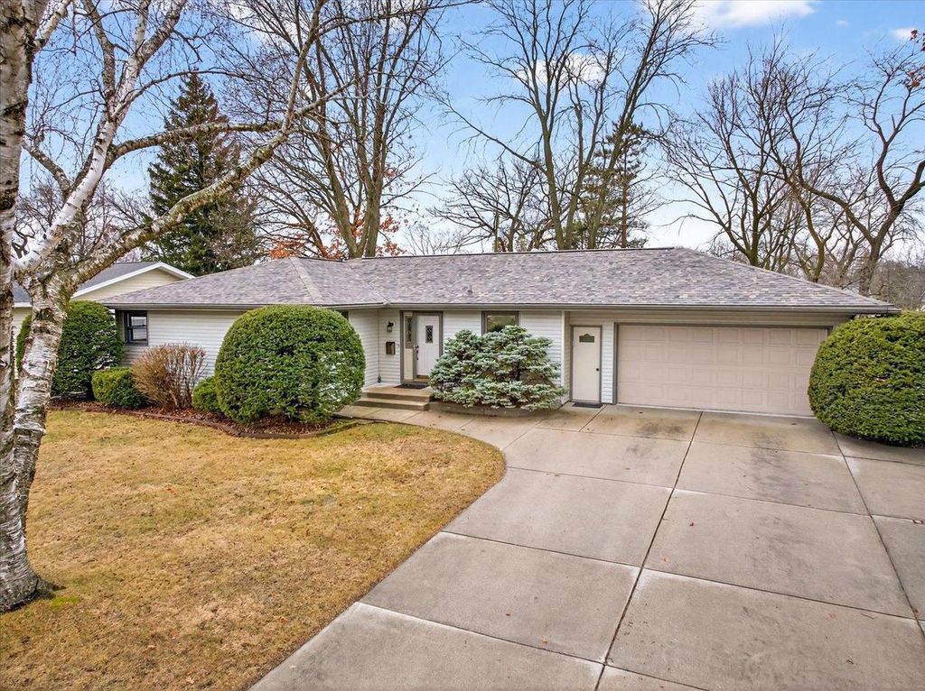 Photo of 2306 Woodcrest DRIVE, Portage, WI 53901 (MLS # 2018009)