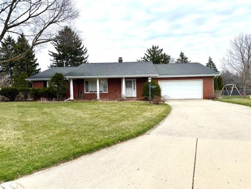 Photo of 150 Hillcrest CIRCLE, Sun Prairie, WI 53590 (MLS # 2019657)